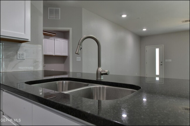 Building Photo - 552 Logwood Ave