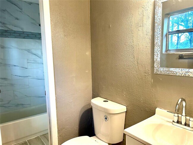 Building Photo - 112 Dahlia Dr