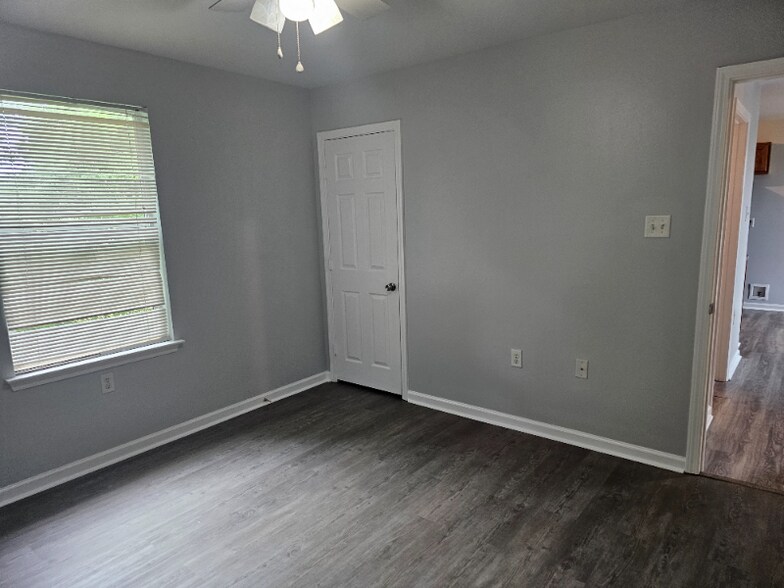 Building Photo - 4416 Rhodes Dr