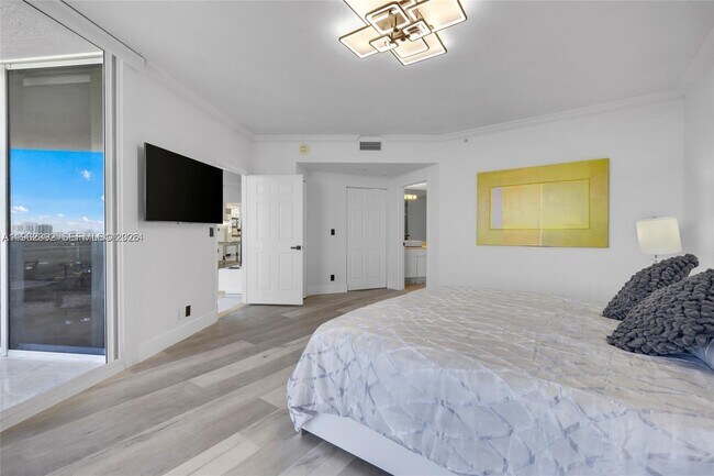 Building Photo - 3200 N Ocean Blvd