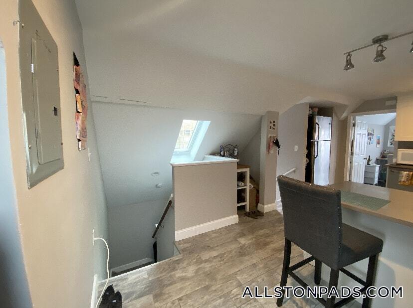 Building Photo - 77 Linden St