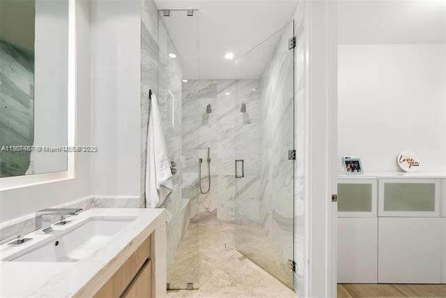 Building Photo - 2831 S Bayshore Dr