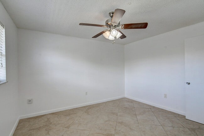 Building Photo - 600 SW 2nd Ave