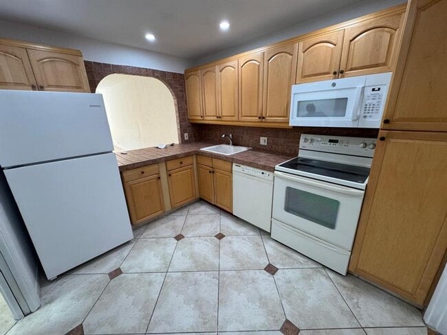 Building Photo - 3200 N Palm Aire Dr