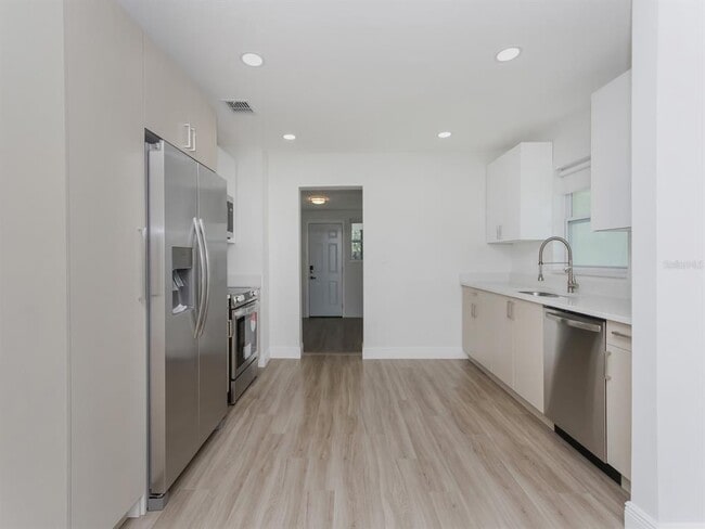 Building Photo - 2806 Bonneville Dr