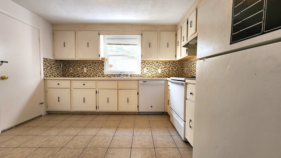 Building Photo - 98 Sylvia St