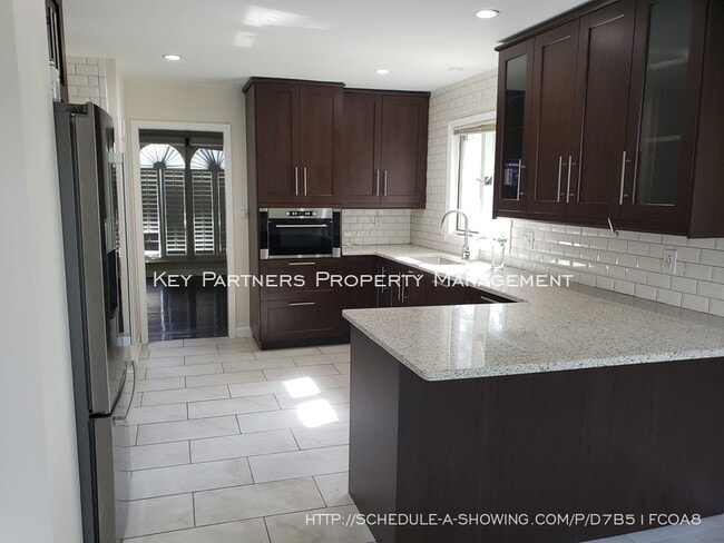 Building Photo - 8620 W 117th - SPACIOUS and Updated!
