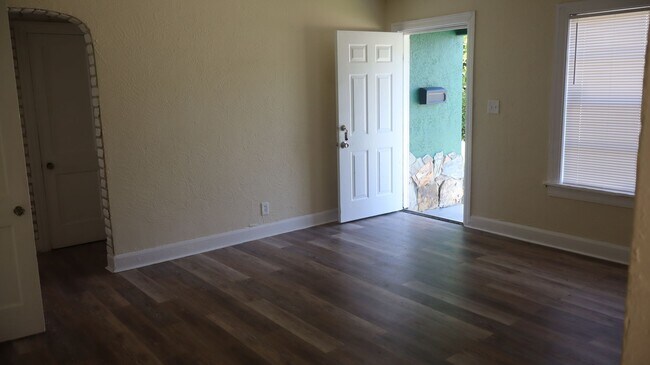 Building Photo - Historic Charm 3 bedroom/ 1 bath Home with...