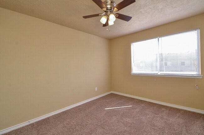Building Photo - 3 BEDROOM TOWNHOME FOR LEASE IN LANGHAM CREEK