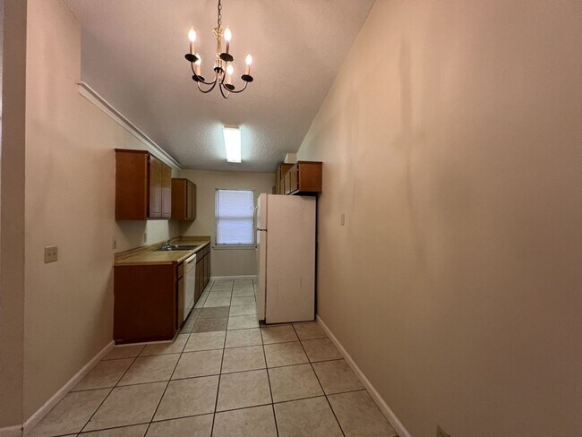 Building Photo - 155 E Lakemont Dr