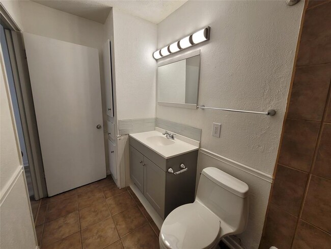 Building Photo - 2308 Barton Village Cir