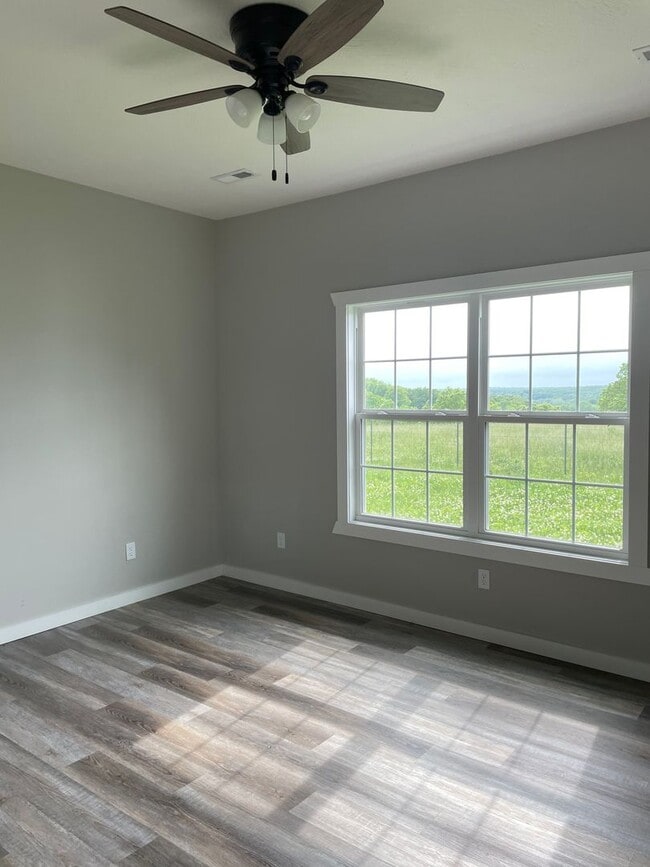 Building Photo - Country house retreat on 10 fenced acres for a hobby farm