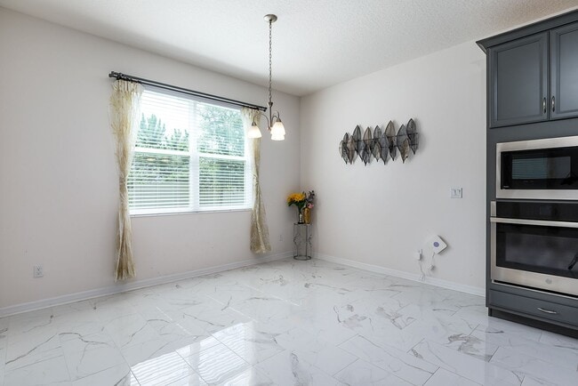 Building Photo - AMAZING 2 STORY HOME AVAILABLE AND BEAUTIFUL!