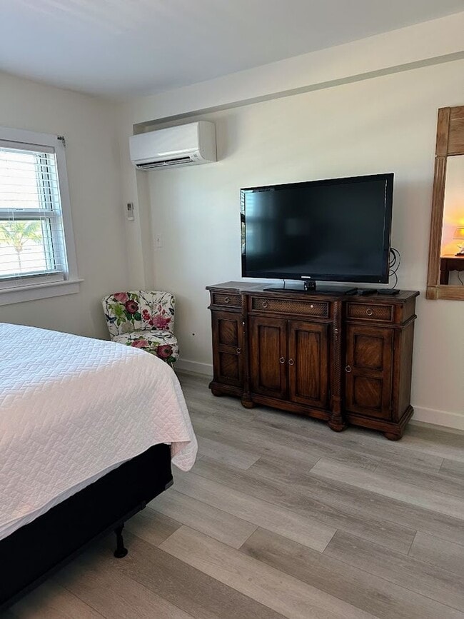 Building Photo - Oceanfront 2/1 furnished Condo