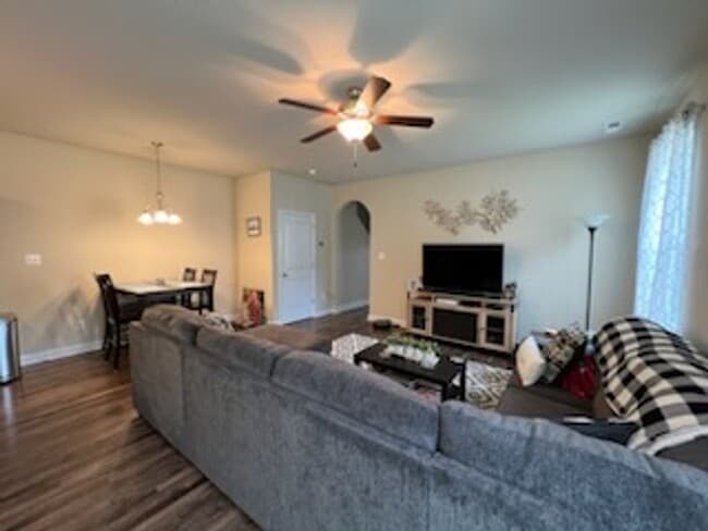 Building Photo - 3 bedroom 2 bathroom townhome in quiet neighborhood