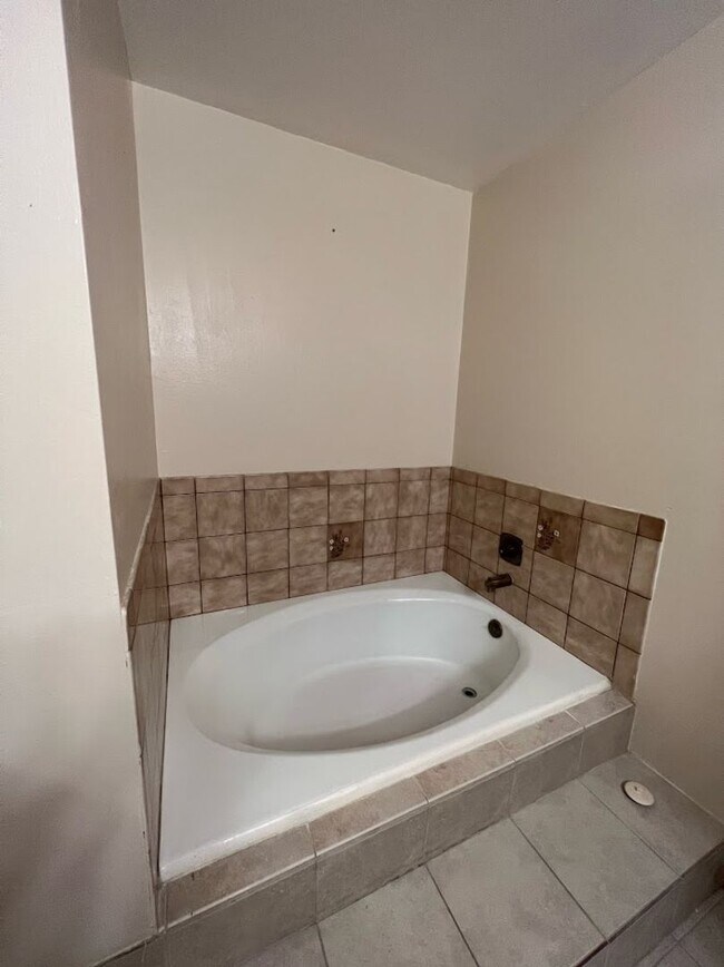 Building Photo - Long Realty & Property Management - 5 Bedr...
