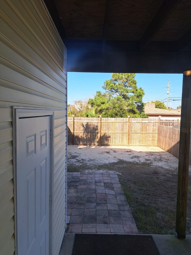 Building Photo - 5518 Beach Dr