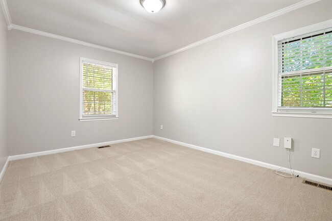 Building Photo - Renovated 3 Bed Ranch Style with large Fenced-in yard!