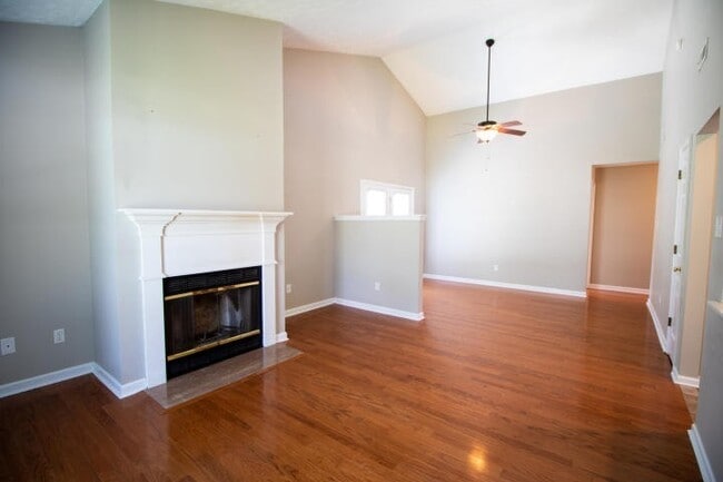 Building Photo - Knoxville 37922 - 3 bedroom, 2 bath with fenced-in yard - Call Susan Niedergeses (865) 300-4722