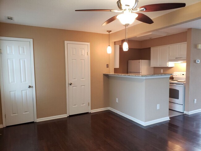 Building Photo - Modern 2 Bed | 2 Bath Townhouse in Town Center!