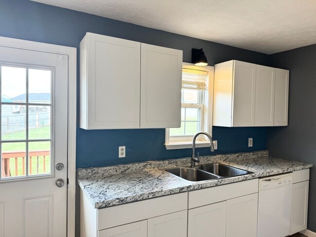 Building Photo - 726 Shetland Dr