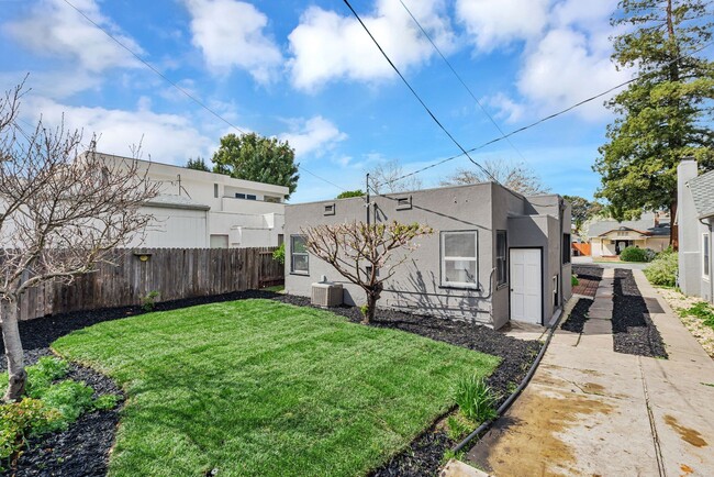 Building Photo - Rose garden area 3 bedroom 1 bath