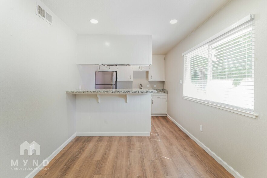 Building Photo - 905 Carro Dr