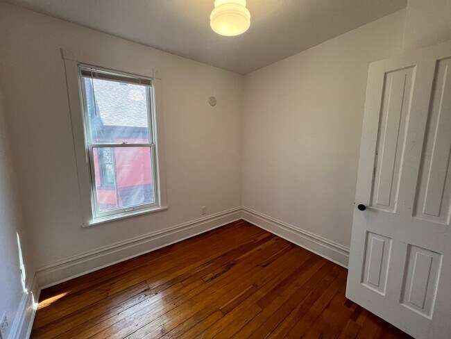 Building Photo - 1 W 33rd St