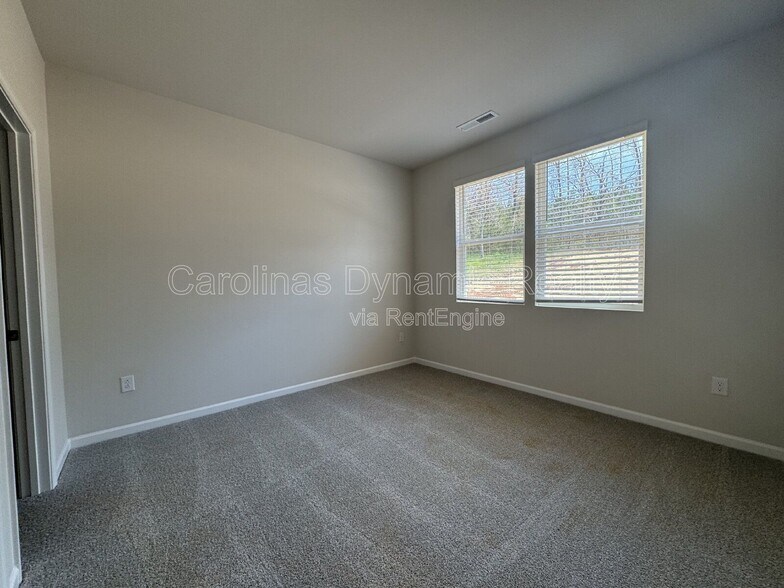 Building Photo - 106 Titanium Dr