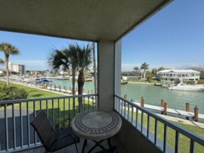 Building Photo - eagle cay
