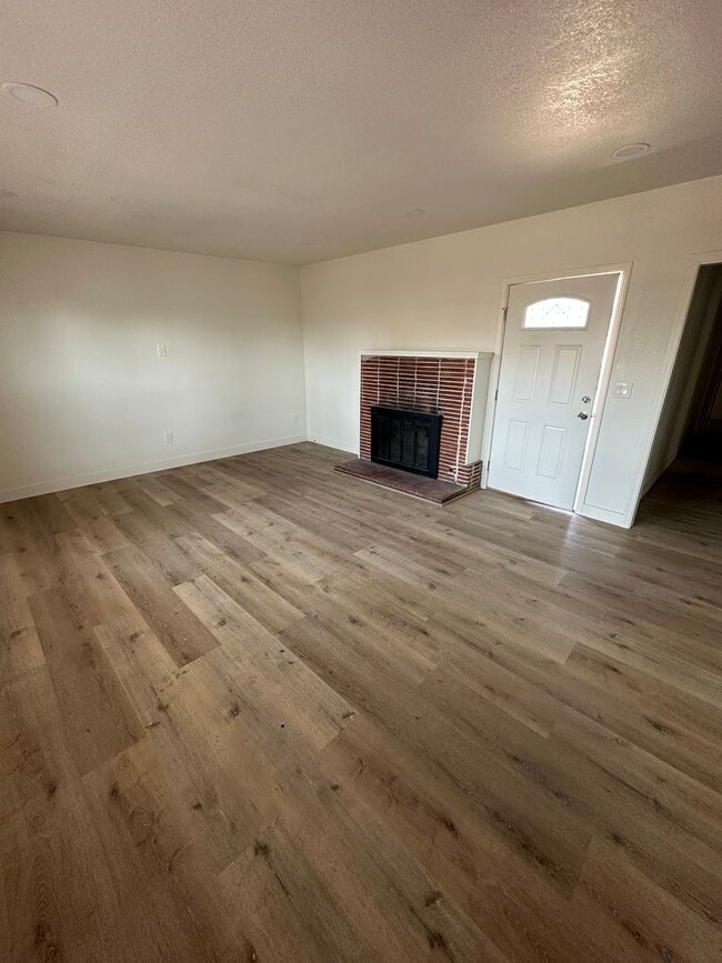 Building Photo - Charmingly remodeled