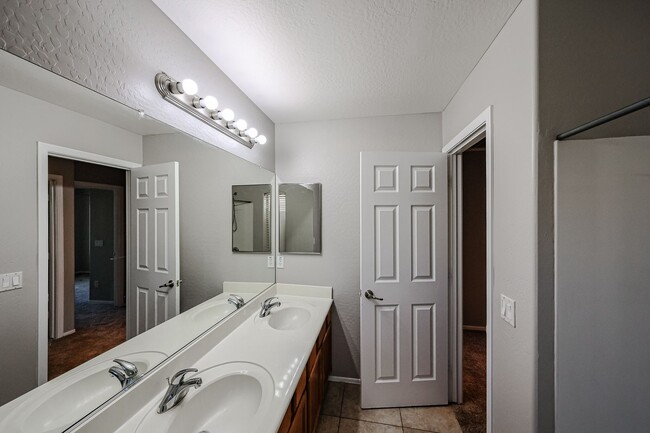 Building Photo - Welcome to this spacious 4 bedroom, 2.5 ba...