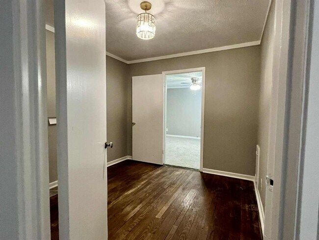 Building Photo - 9529 Chesterfield Dr