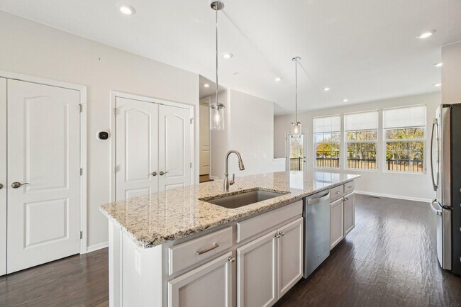 Building Photo - 202 N Sydney Ct