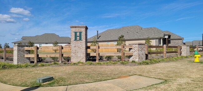 Building Photo - BEAUTIFUL HOME in the Desirable Hedgefield subdivision in Prattville.