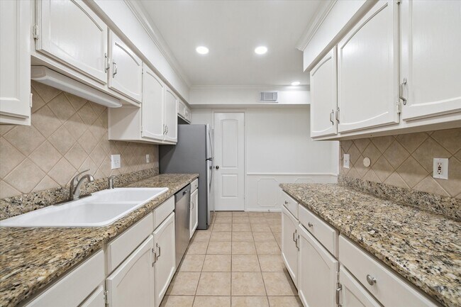 Building Photo - 353 N Post Oak Ln