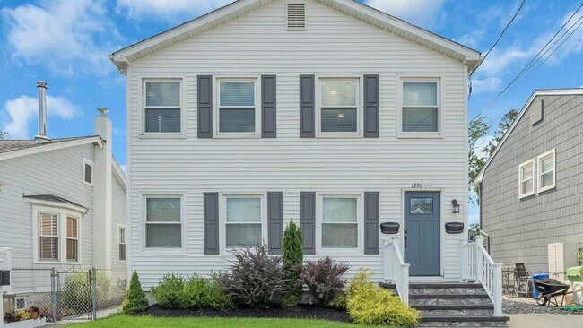 Building Photo - 1226 1/2 Briarwood Rd-