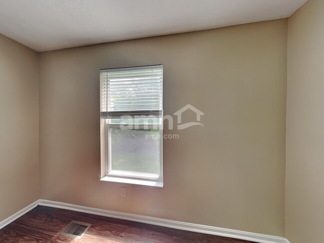 Building Photo - 10 Bobwhite Ct