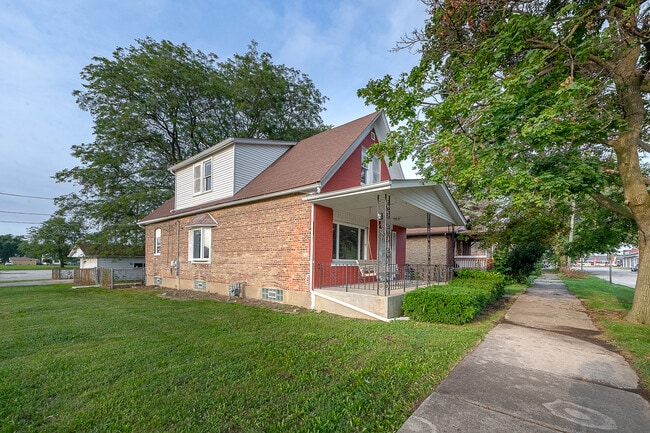 Building Photo - 29 W 33rd Pl
