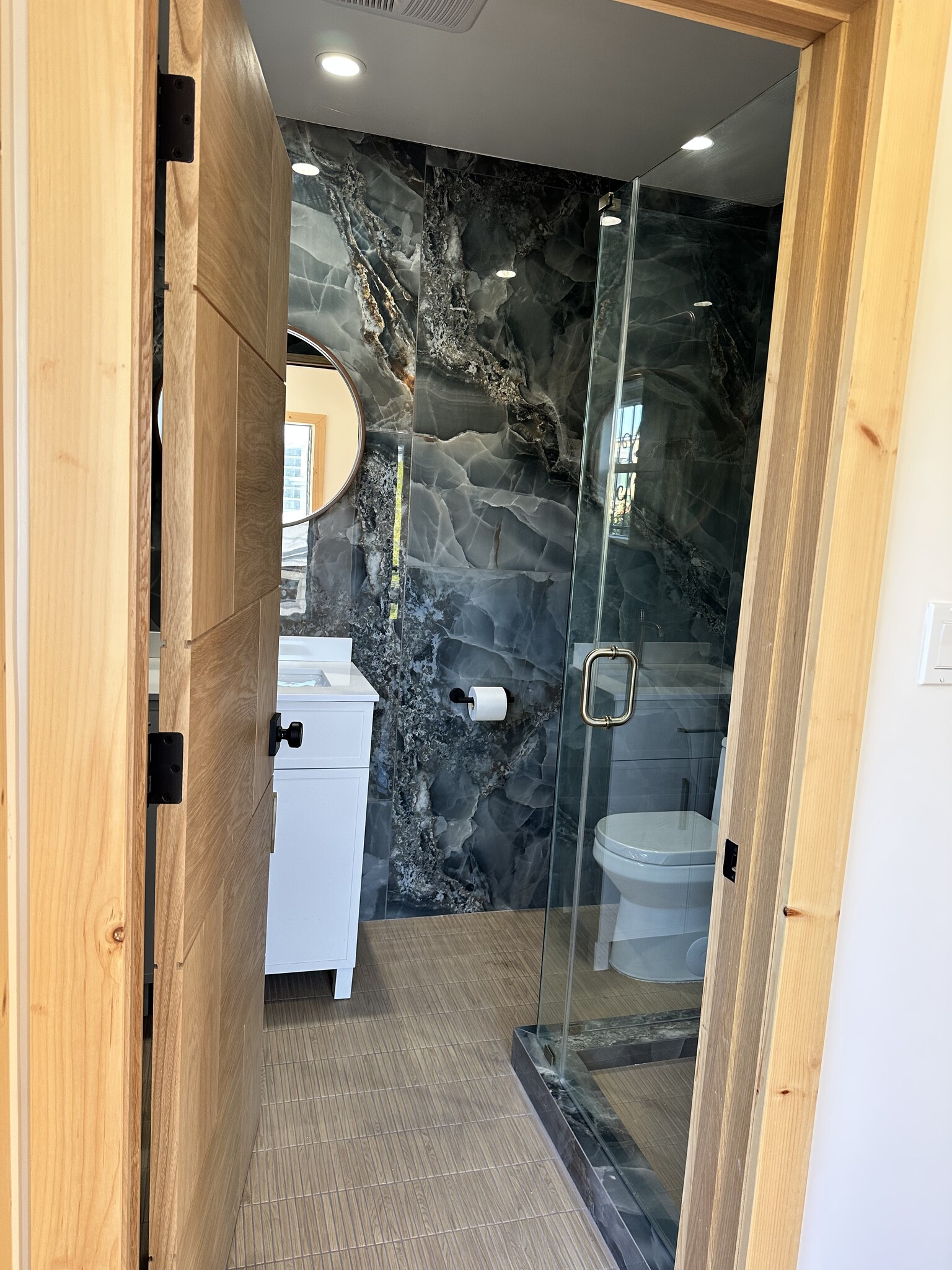 En-suite bathroom for bedroom 1 - 1615 Shell Ave