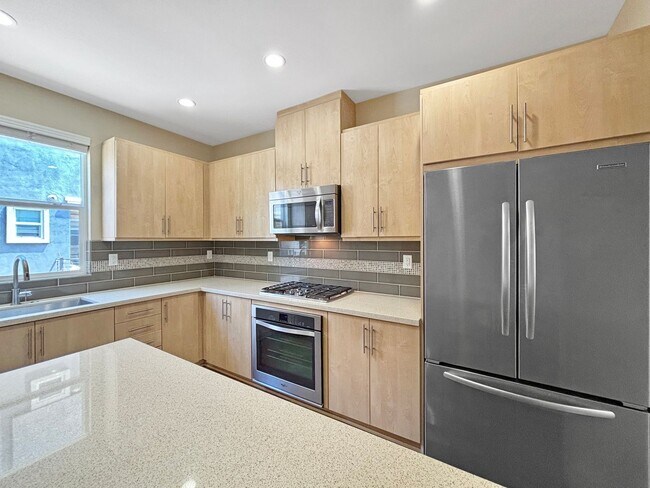 Building Photo - Stunning 3B/3.5BA Townhouse in Mission Val...