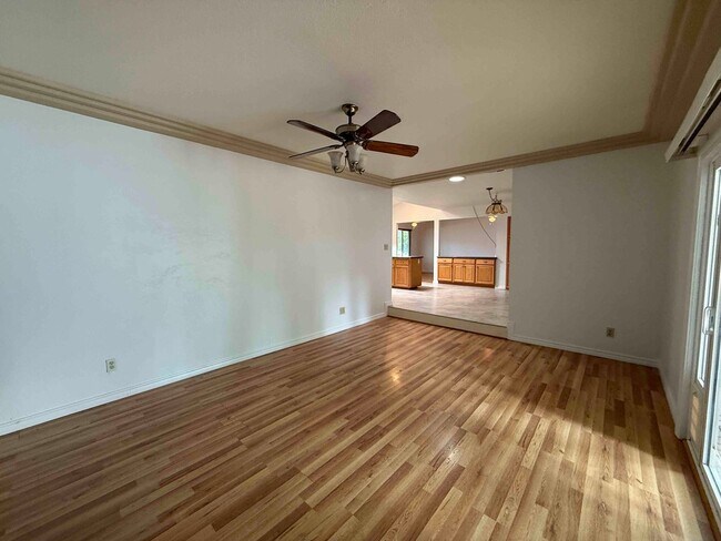 Building Photo - Great 3 Bedroom Walking Distance to American River