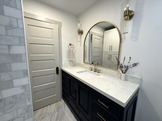 Building Photo - Stunning 3 Bedroom home in Everett