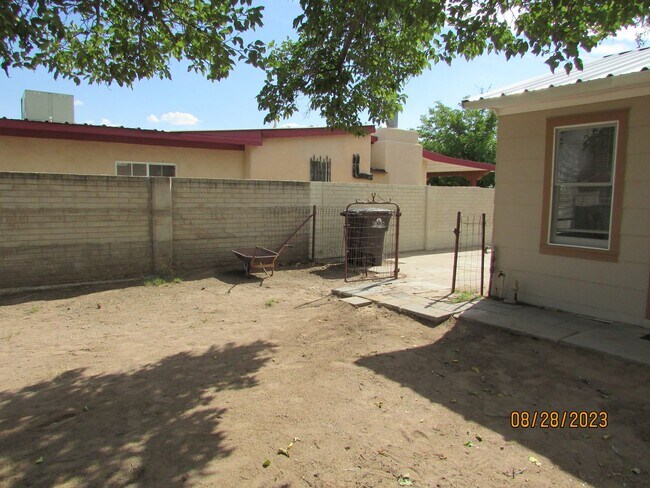 Building Photo - $900 3 Bedroom/1 Bath Spacious Home, Located in a desirable neighborhood