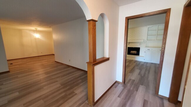 Building Photo - (3) Bed/(2.5) Bath Home on Cul-de-Sac Street AVAIL NOW!