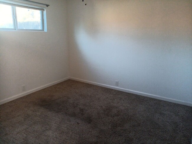 Building Photo - Charming 2-bedroom, 1-bathroom! Showings available soon!