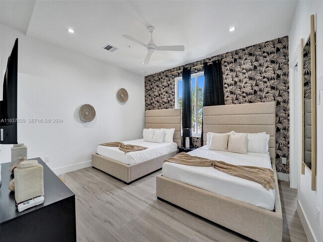 Building Photo - 1224 NE 15th Ave