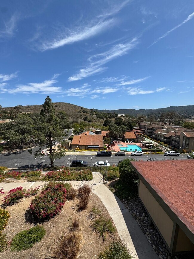 Building Photo - Light Filled Top Floor Condo in Premier 55+ Oaknoll Community