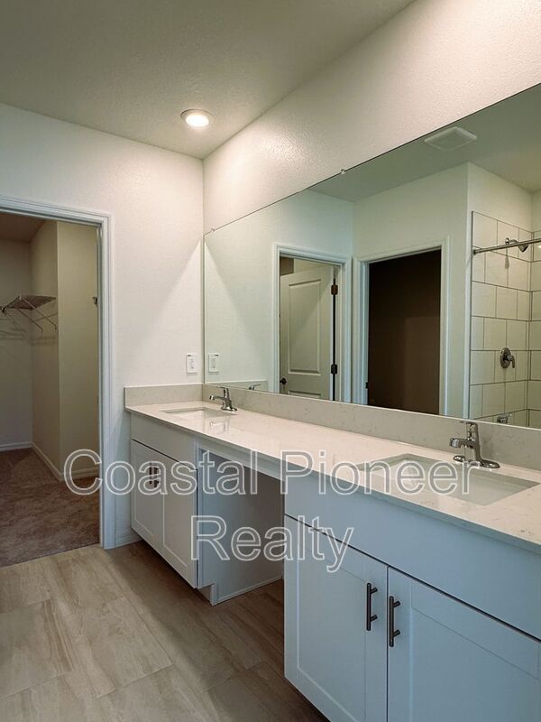 Building Photo - 17614 Pleasantview Blvd