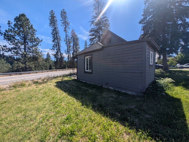 Building Photo - Remodeled 2 Bedroom Home – Water & Sewer Included